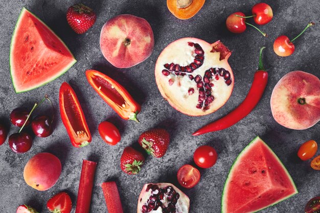 Verduras y frutas rojas en el gris