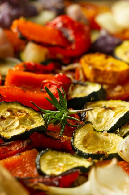 Verduras horneadas en ángulo alto