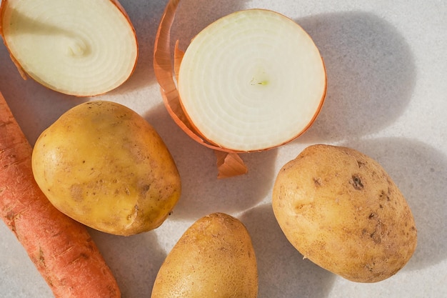 Verduras de los ingredientes del mercado de agricultores para hacer sopa de pescado finlandesa tradicional vista superior