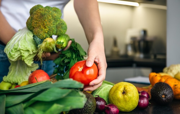 Foto gratuita verduras en manos femeninas el concepto de preparación de alimentos en la cocina