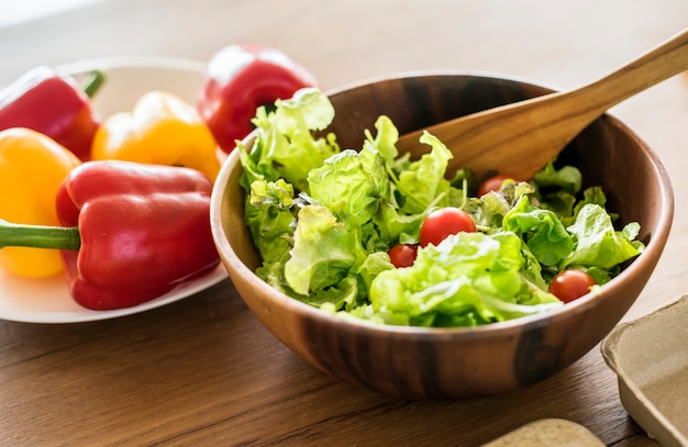 Verduras en la mesa de la cocina