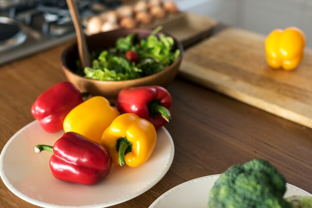 Verduras en la mesa de la cocina