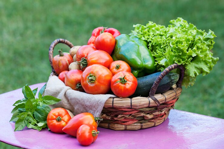 Foto gratuito verduras en una mesa en un jardín bajo la luz del sol