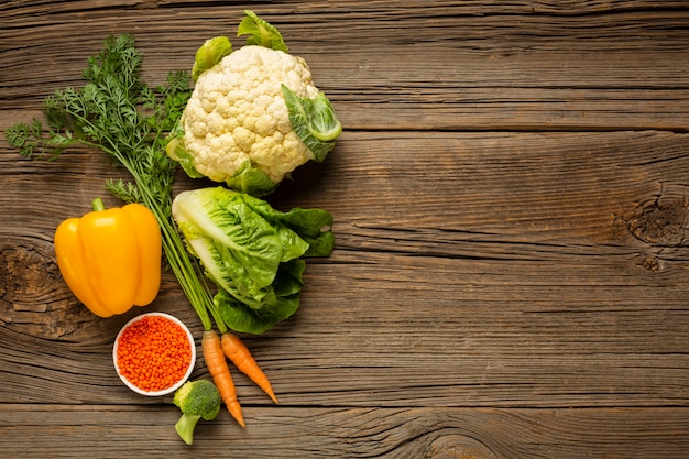 Verduras en mesa de madera con espacio de copia