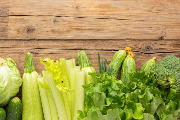 Verduras en la mesa de madera vista anterior