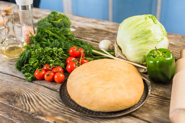 Verduras en mesa de madera