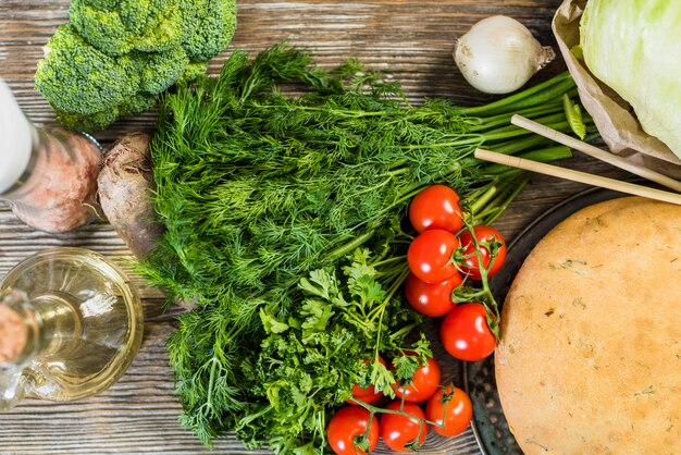 Verduras en mesa de madera