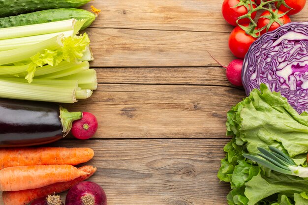 Verduras en mesa de madera