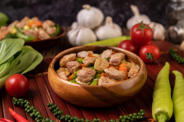 Verduras mixtas salteadas que contienen guisantes, zanahorias, champiñones, maíz, brócoli y cerdo