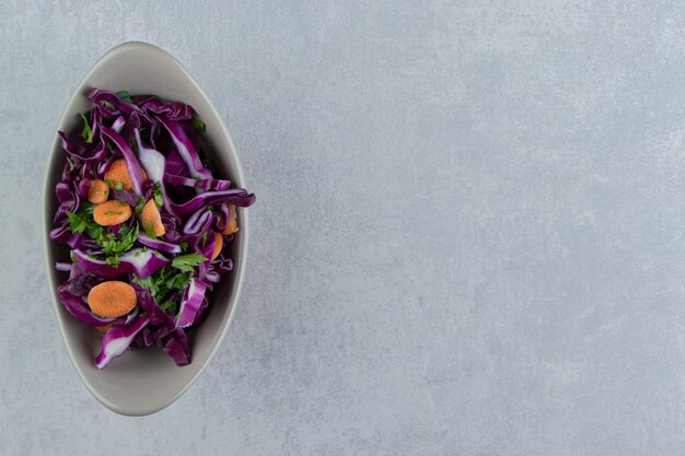 Verduras mixtas en un tazón, sobre el fondo de mármol.