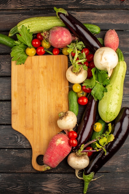 Verduras multicolores frescas maduras una vista superior en un rústico