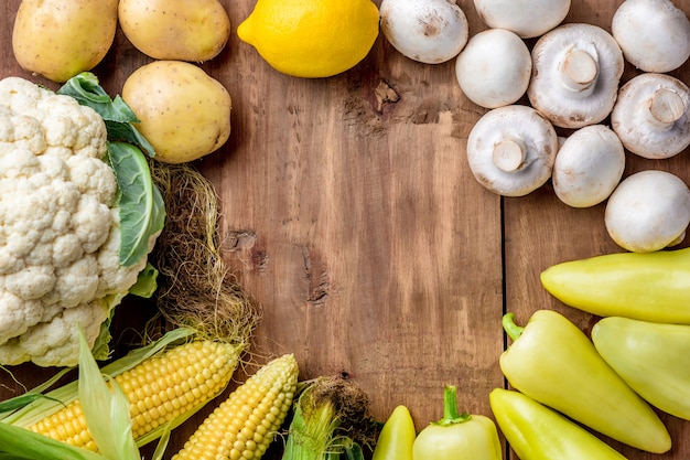 Las verduras multicolores sobre fondo de mesa de madera