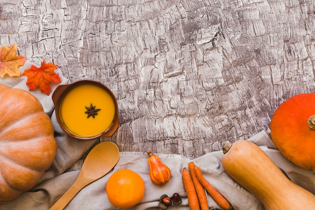 Verduras de naranja y frutas cerca de la sopa