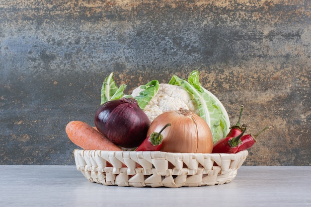 Verduras orgánicas frescas en canasta de madera. Foto de alta calidad