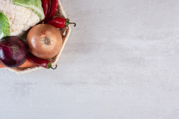 Verduras orgánicas frescas en canasta de madera. Foto de alta calidad