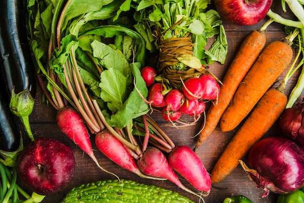 Verduras orgánicas frescas crudas en el escritorio