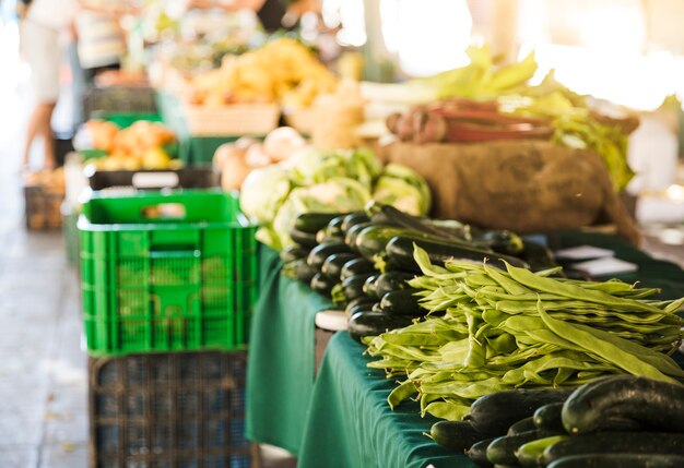 Verduras orgánicas frescas en el mercado de comida local