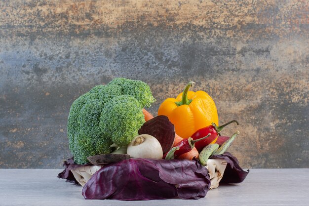 Verduras orgánicas frescas en la mesa de piedra. Foto de alta calidad