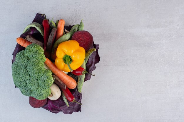 Verduras orgánicas frescas en la mesa de piedra. Foto de alta calidad