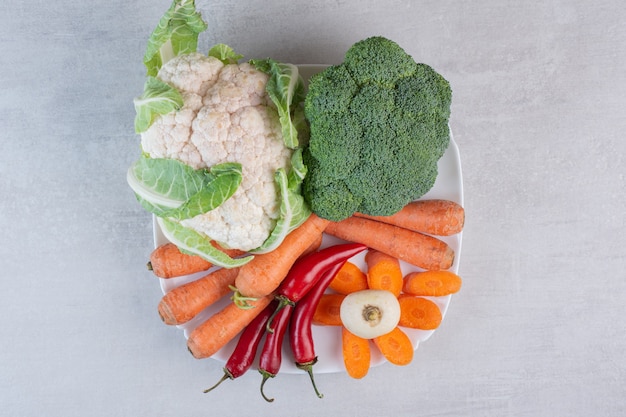 Verduras orgánicas frescas en un plato blanco. Foto de alta calidad