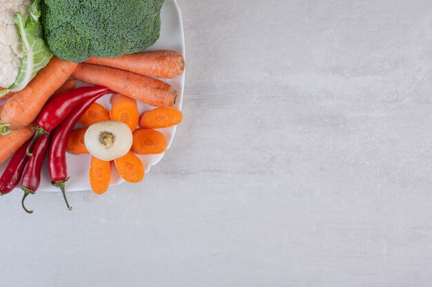 Verduras orgánicas frescas en un plato blanco. Foto de alta calidad