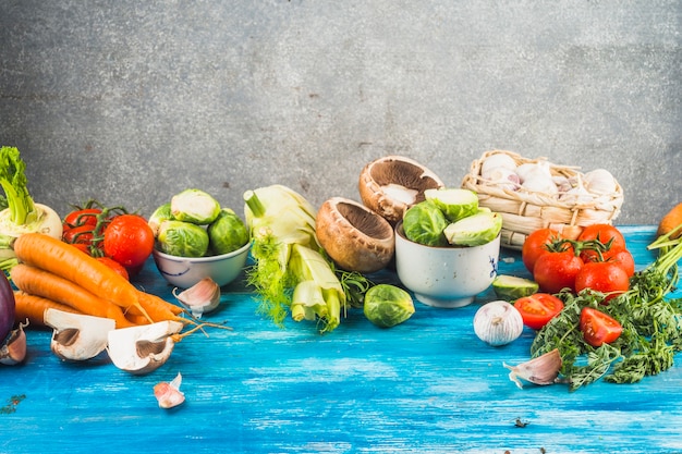 Verduras orgánicas frescas en tablero orgánico azul