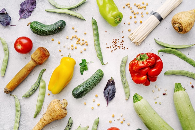 Verduras orgánicas de granja apetitosas sabrosas con comestibles saludables sobre fondo claro. Concepto de alimentación saludable. Vista superior