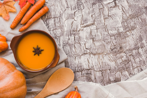 Foto gratuita verduras de otoño cerca de sopa y pronto