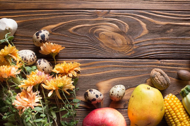 Foto gratuita verduras de otoño con espacio arriba