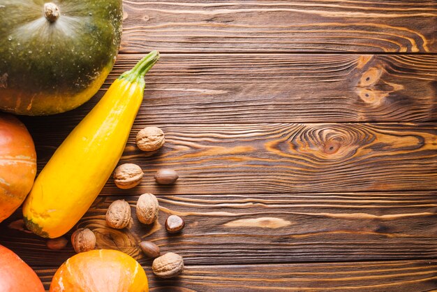 Verduras de otoño y espacio a la derecha