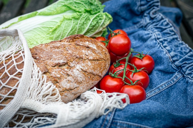 Verduras y pan en un concepto de picnic de bolsa de compras