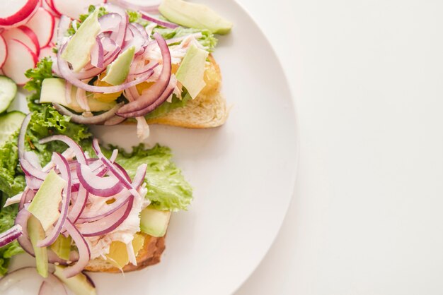 Verduras y pan con espacio de copia