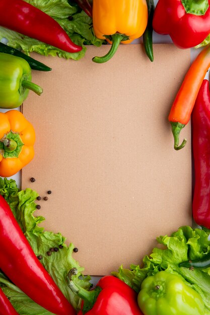 verduras con papel en blanco