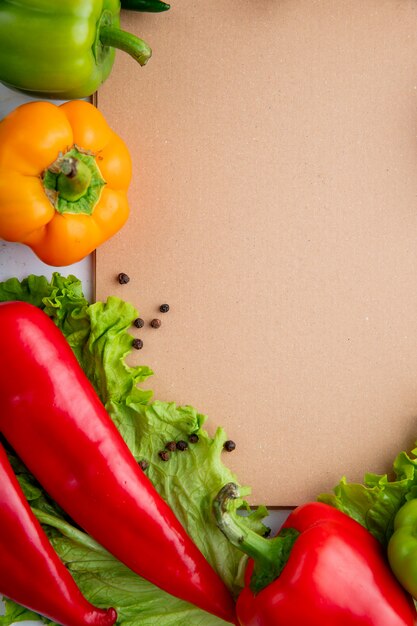 verduras con papel en blanco