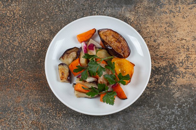 Verduras a la parrilla sabrosas en un plato blanco.