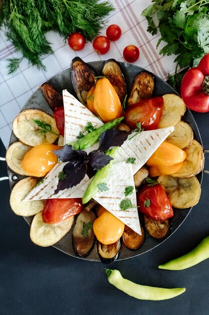 Verduras a la parrilla servidas con lavash y verduras