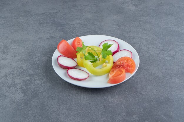 Verduras picadas frescas en un plato blanco.