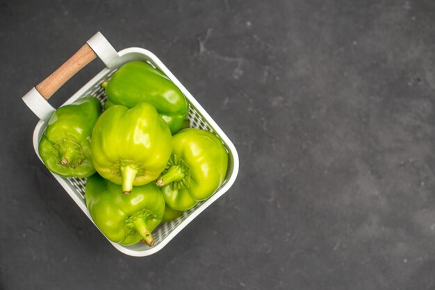 Verduras picantes de pimientos verdes de vista superior sobre fondo oscuro