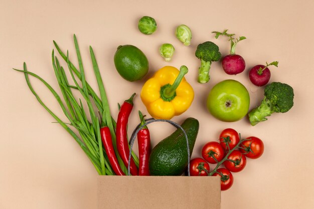 Verduras planas y bolsa de papel.