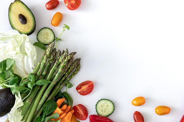 Verduras planas sobre fondo blanco concepto de alimentación y dieta