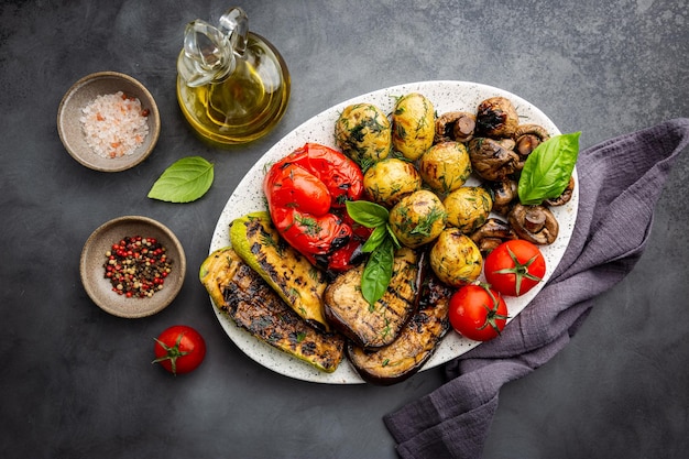 Foto gratuita verduras a la plancha y champiñones