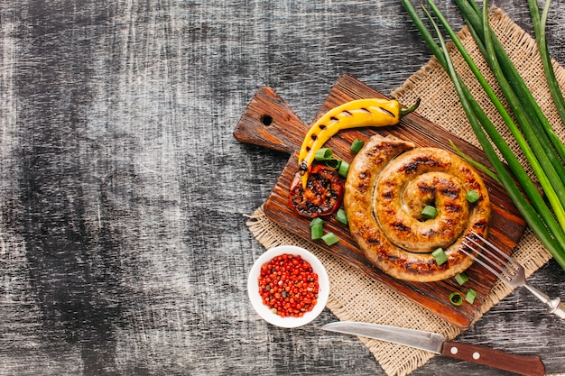 Foto gratuita verduras a la plancha y salchicha espiral con pimienta roja en grano.