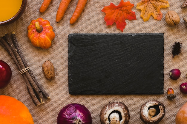 Foto gratuita verduras que mienten alrededor de tablero