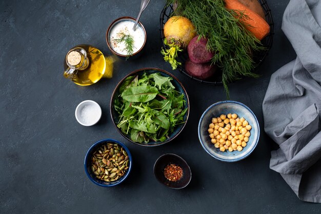 Verduras de raíz e ingredientes para hacer ensalada de verduras al horno Comida saludable