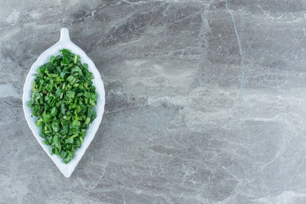 Foto gratuita verduras ralladas en el plato, en la mesa de mármol.