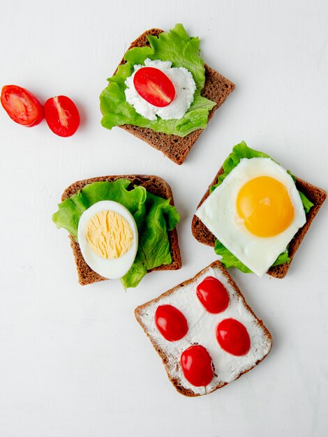 verduras en rebanadas de pan en la mesa blanca