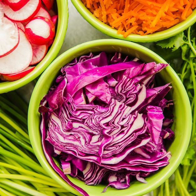 Verduras y repollo morado en un tazón