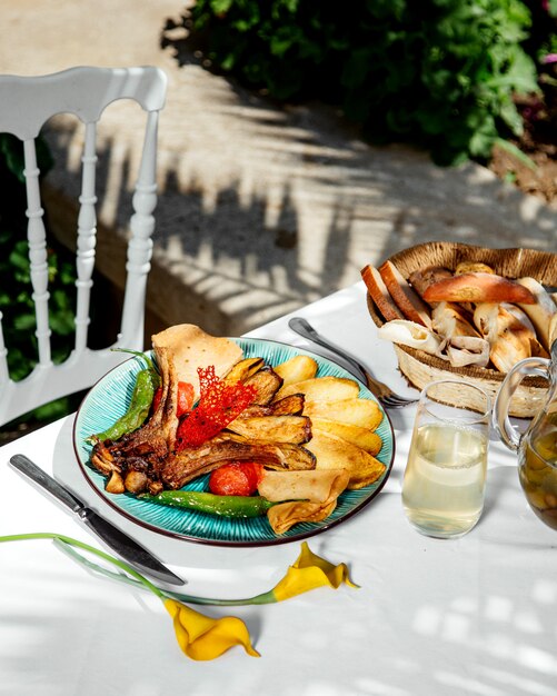 Verduras en rodajas con carne y pan