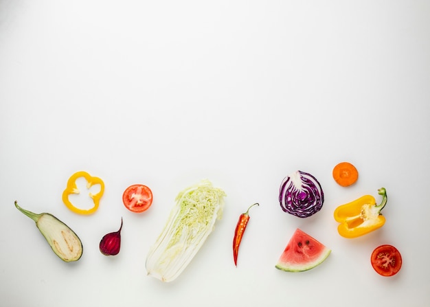 Verduras en rodajas sobre fondo blanco.