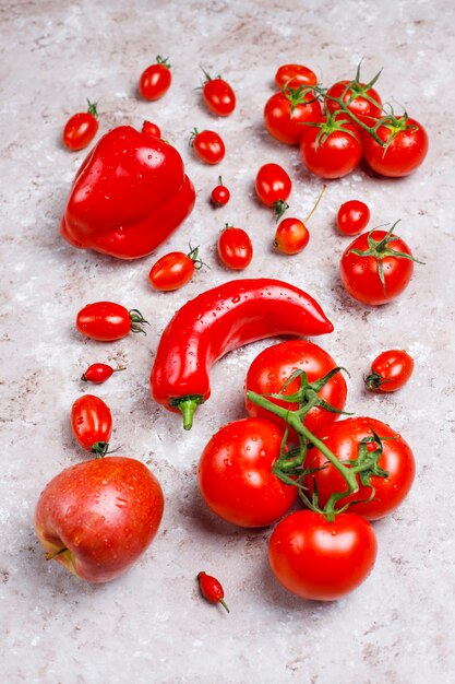 Verduras rojas frescas en superficie de concreto